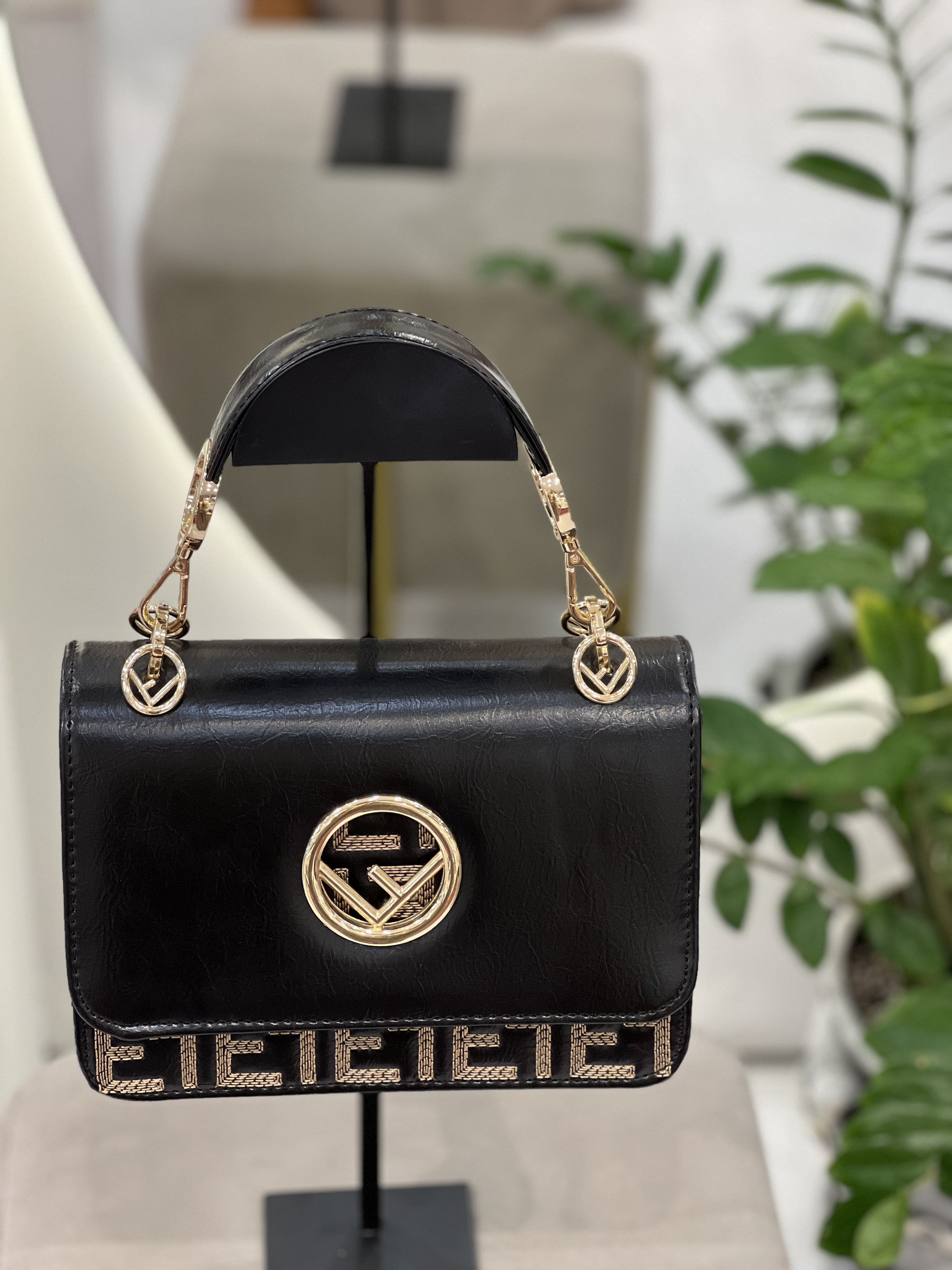 کیف پاسپورتی فندی